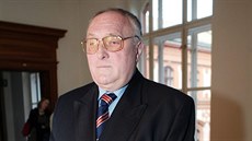 Bývalý agent StB Pavel Minařík u Krajského soudu v Brně, kde čelí obvinění z... Bývalý agent StB Pavel Minařík u Krajského soudu v Brně, kde čelí obvinění z...
