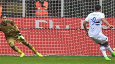 Luis Muriel ze Sampdoria Janov promuje penaltu v zápase s AC Milán. Gólmana...