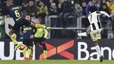 GÓLOVÁ RÁNA. Záloník Juventusu Juan Cuadrado stílí gól v prestiním zápase...