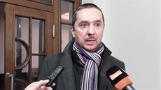 Juraj Thoma odpovídá novinářům krátce poté, co ve čtvrtek opustil soudní síň na... Juraj Thoma odpovídá novinářům krátce poté, co ve čtvrtek opustil soudní síň na...