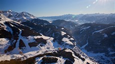 Pohled z oblohy nad alpským městečkem Filzmoos, vlevo se vypíná masiv Dachstein. Pohled z oblohy nad alpským městečkem Filzmoos, vlevo se vypíná masiv Dachstein.