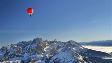 Posádky balon trávily nad alpskými vrcholy od dvou do ty hodin denn. Kolik...