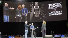 Kytarista Mark Tremonti (uprosted) a Paul Reed Smith, majitel firmy PRS...