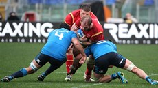 Velský kapitán Alun Wyn Jones se probíjí pes Marco Fusera (vlevo) a George...