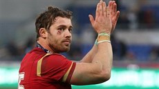 Velský zadák Leigh Halfpenny kyne fanoukm po výhe v Itálii.