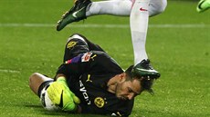 Branká Roman Bürki z Dortmundu zasahuje ped protivníkem z RB Lipsko.