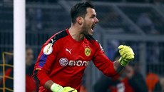 Branká Roman Bürki z Dortmundu se raduje, chytil Vladimíru Daridovi penaltu v...