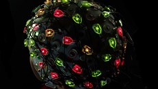 EEG „čapka“ s barevnou indikací toho, jak dobře která elektroda přiléhá k... EEG „čapka“ s barevnou indikací toho, jak dobře která elektroda přiléhá k...