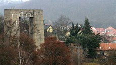 Základy takzvané Hitlerovy dálnice v podob mostního pilíe lze vidt vedle...