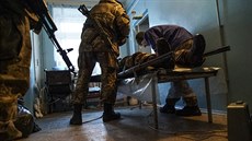 Zranný ukrajinský voják v nemocnici v Avdijivce - severního pedmstí Doncku,...