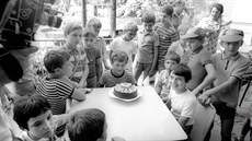 Dne 24. 6. 1975 přišel do zoo Praha 25miliontý návštěvník. Zoo po dětech ze... Dne 24. 6. 1975 přišel do zoo Praha 25miliontý návštěvník. Zoo po dětech ze...