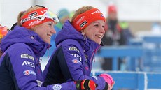 Markéta Davidová (vpravo) po bronzu ve vytrvalostním závodu na ME junior v...