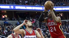 Tomáš Satoranský v obraně Washingtonu, proti němu Buddy Hield z New Orleans... Tomáš Satoranský v obraně Washingtonu, proti němu Buddy Hield z New Orleans...