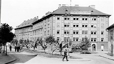 Někdejší Městská nemocnice v sadech 5. května v Plzni se bourala 2. února 1992. Někdejší Městská nemocnice v sadech 5. května v Plzni se bourala 2. února 1992.