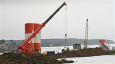 Stavební firmy zpevňují území, kterým vede ražba budoucího železničního tunelu... Stavební firmy zpevňují území, kterým vede ražba budoucího železničního tunelu...