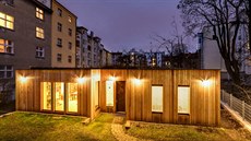 Pasivní dům ve vnitrobloku starších činžovních domů využívá některé dostupné... Pasivní dům ve vnitrobloku starších činžovních domů využívá některé dostupné...