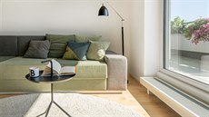 Majitelé bytu si páli stídmý a minimalistický interiér.