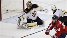 Bostonský gólman Tuukka Rask likviduje anci Jevgenije Kuzncova z Washingtonu.