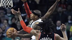 Isaiah Thomas z Bostonu útočí na koš Toronta. Isaiah Thomas z Bostonu útočí na koš Toronta.