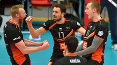 Karlovarští hráči se radují. Zleva Michal Kriško, Zdeněk Málek, Daniel Končal a... Karlovarští hráči se radují. Zleva Michal Kriško, Zdeněk Málek, Daniel Končal a...