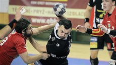 Plzeňský házenkář Milan Ivancev se probíjí obranou Zubří. Plzeňský házenkář Milan Ivancev se probíjí obranou Zubří.