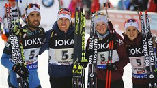 Stíbrná francouzská fateta. Zleva Martin Fourcade, Quentin Fillon Maillet,...