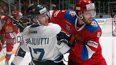 Finský hokejista Antti Erkinjuntti (vlevo) v souboji s Vladislavem Gavrikovem z... Finský hokejista Antti Erkinjuntti (vlevo) v souboji s Vladislavem Gavrikovem z...