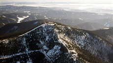 Letecký pohled na nejvyí vrchol Moravskoslezských Beskyd Lysou horu. Na...