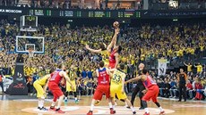 Jan Veselý (lutá 24) z Fenerbahce Istanbul na úvodním rozskoku v zápase s CSKA...