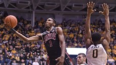Derrick Jones v tmavém dresu univerzity UNLV. Brání ho Rashard Kelly z Wichita... Derrick Jones v tmavém dresu univerzity UNLV. Brání ho Rashard Kelly z Wichita...