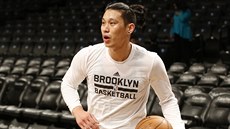 Jeremy Lin z Brooklynu si el zastílet ped zápasem s Torontem.