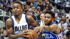 Yogi Ferrell (vlevo) z Dallasu unikl Chassonu Randlovi z Philadelphie. Yogi Ferrell (vlevo) z Dallasu unikl Chassonu Randlovi z Philadelphie.