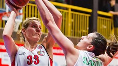 Josipa Buraová (vlevo) z Hradce Králové pod tlakem Andrey Sládkové z KP Brno. Josipa Buraová (vlevo) z Hradce Králové pod tlakem Andrey Sládkové z KP Brno.