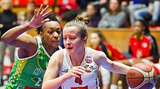 Gabriela Andělová (vpravo) z Hradce Králové obchází Stephanii Maddenovou z KP... Gabriela Andělová (vpravo) z Hradce Králové obchází Stephanii Maddenovou z KP...