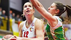 Klára Rosenbaumová (vlevo) z Hradce Králové v utkání s KP Brno, brání ji Sarah... Klára Rosenbaumová (vlevo) z Hradce Králové v utkání s KP Brno, brání ji Sarah...