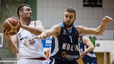 Jiří Jelínek (vlevo) ze Svitav si střeží míč před Michalem Vocetkou z Kolína. Jiří Jelínek (vlevo) ze Svitav si střeží míč před Michalem Vocetkou z Kolína.