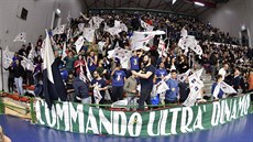 Bouřliví fanoušci Dinama Sassari při utkání s Partizanem Bělehrad Bouřliví fanoušci Dinama Sassari při utkání s Partizanem Bělehrad