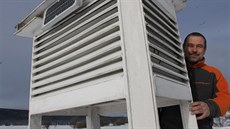 Starosta Vojtěch Špinler u meteorologické měřicí stanice v Orlickém Záhoří. Starosta Vojtěch Špinler u meteorologické měřicí stanice v Orlickém Záhoří.