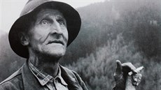 Na snímku Václava Nováka je dřevař z Honzova Potoka v Temném dole Franz Tippelt. Na snímku Václava Nováka je dřevař z Honzova Potoka v Temném dole Franz Tippelt.
