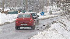 Dlouhotrvající mráz působí v Libereckém kraji na silnice. Ty se často zvedají a... Dlouhotrvající mráz působí v Libereckém kraji na silnice. Ty se často zvedají a...