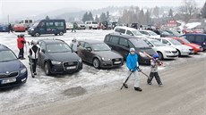 Kromě peněz za samotné lyžování si návštěvníci hor často musí připlatit také za... Kromě peněz za samotné lyžování si návštěvníci hor často musí připlatit také za...