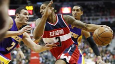 Bradley Beal z Washingtonu vede mí, brání ho Larry Nance Jr.  z Los Angeles...