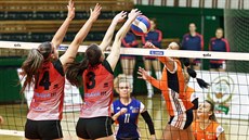 Monika Dedíková z Olomouce (v oranžovém) proti ostravskému dvojbloku Kateřina... Monika Dedíková z Olomouce (v oranžovém) proti ostravskému dvojbloku Kateřina...