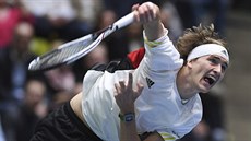 Německý tenista Alexander Zverev servíruje v 1. kole Davis Cupu. Německý tenista Alexander Zverev servíruje v 1. kole Davis Cupu.