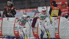 Švédky Elin Mohlinová (vlevo) a Maria Nordströmová během sprintu dvojic v... Švédky Elin Mohlinová (vlevo) a Maria Nordströmová během sprintu dvojic v...