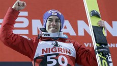Rakouský skokan na lyích Stefan Kraft slaví triumf v Oberstdorfu.