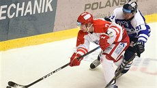 Třineckého Davida Noska (vlevo) chce o puk obrat Jan Stránský z Liberce. Třineckého Davida Noska (vlevo) chce o puk obrat Jan Stránský z Liberce.
