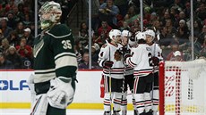 Hokejisté Chicaga slaví gól do sítě Minnesoty. Hokejisté Chicaga slaví gól do sítě Minnesoty.