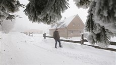 Starosta Jií Jandásek u nových a zrekonstruovaných dom v obci Tisá.