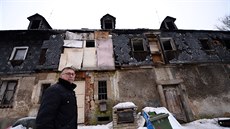 Místostarosta Jiříkova Miroslav Horák u zdevastovaného domu, v němž ještě... Místostarosta Jiříkova Miroslav Horák u zdevastovaného domu, v němž ještě...